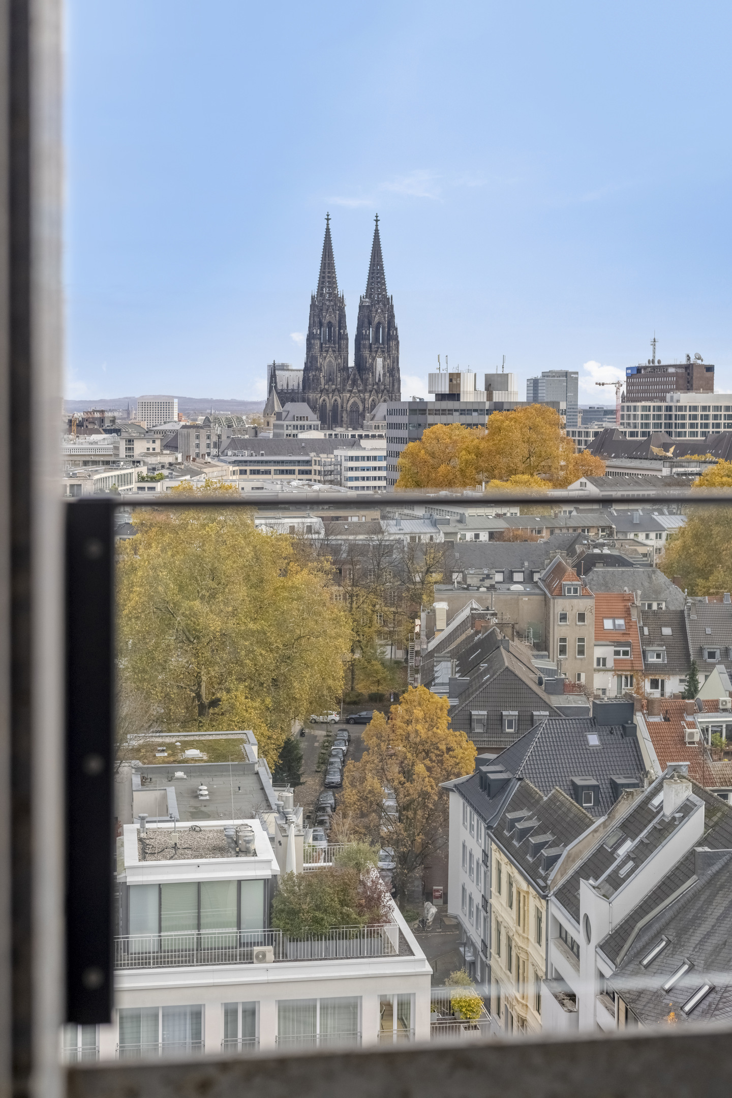 Panoramablick auf die Kölner Skyline mit Dom