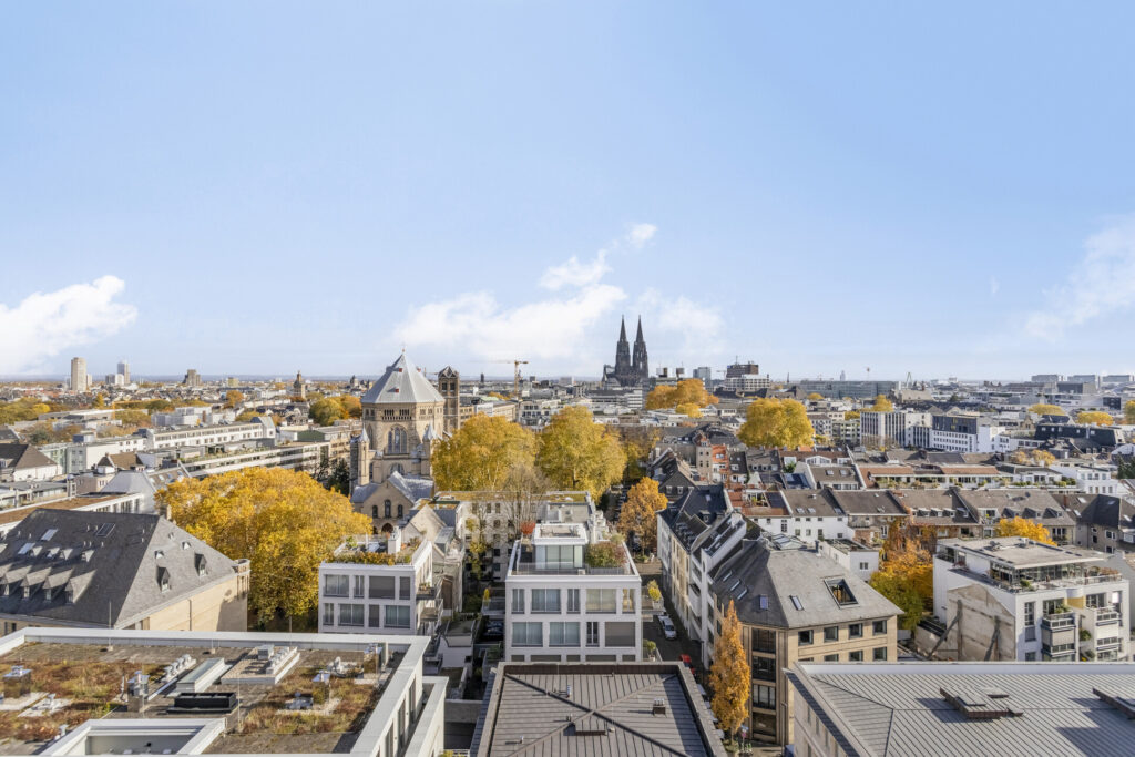 Panoramablick auf die Kölner Skyline mit Dom